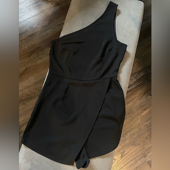 Superdown one-shoulder crossover romper - Picture 1 of 7